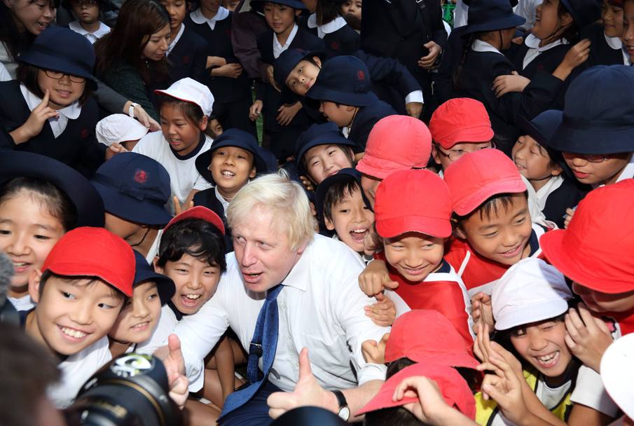 Il sindaco di Londra, Boris Johnson, in visita in Giappone partecipa a una partita di rugby con una scolaresca di Tokyo (Olycom) 